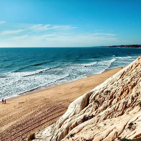 2 Bedrooms Appartement At Portimao 300 M Away From The Beach With Sea View And Furnished Garden דירה